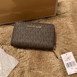 Michael Kors small zip around card case brn/acorn